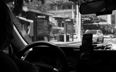 À l'intérieur d'une voiture, un conducteur regarde la rue