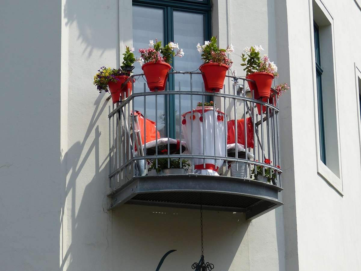 Une chaise pliante installée sur un petit balcon urbain