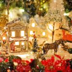 Scène miniature hivernale avec maison, cheval, neige, lumières et sapins